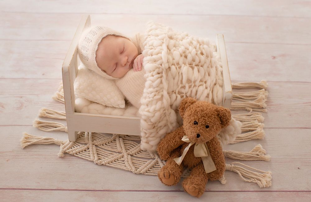 Melbourne Newborn baby in sleepy newborn pose. Melbourne best newborn photographer. Best baby photo photography. Affordable family photos.