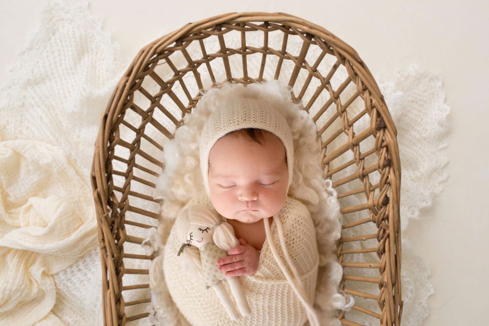Melbourne Newborn baby in sleepy newborn pose. Melbourne best newborn photographer. Best baby photo photography. Affordable family photos.