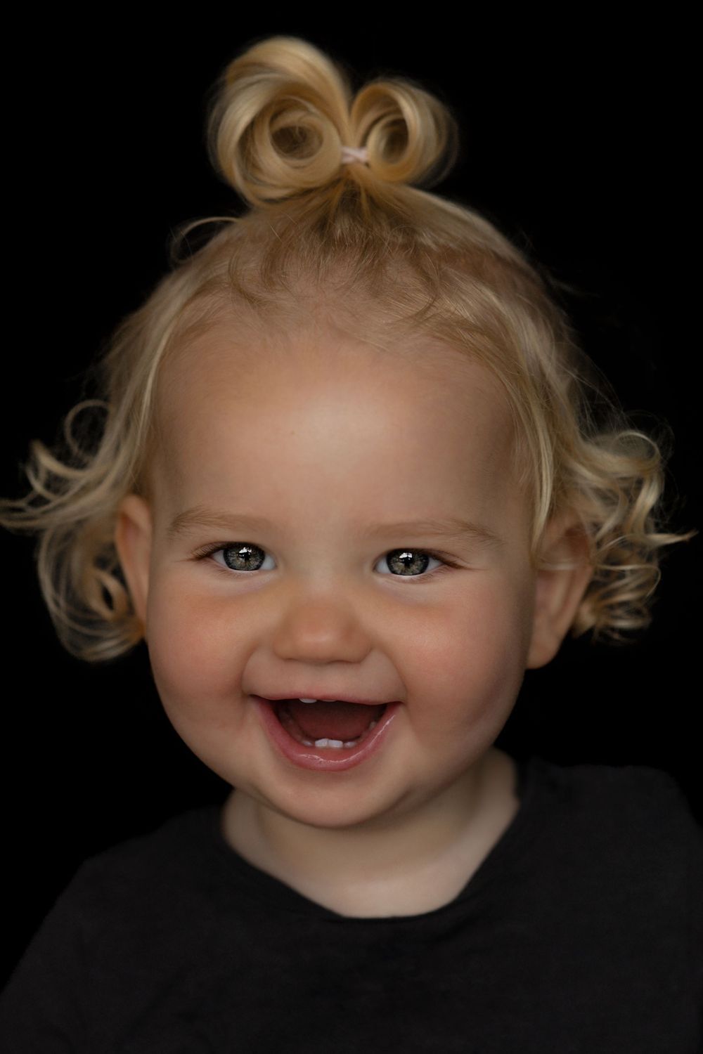 "Fine Art kinderportret van meisje met zwarte achtergrond, gefotografeerd door kinderportretfotograaf in Harkstede nabij Groningen"