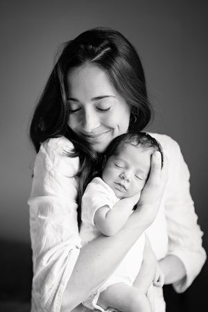 Photographe scolaire et de famille à Genève. Spécialiste grossesse, nouveau-né, bébé et enfant.
