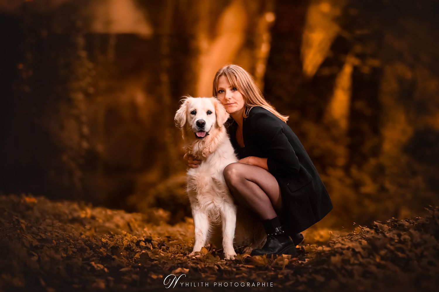 Séance photo complice et magique entre un maitre et son chien aux grottes de la Falouse avec Nyhilith Photographie. Séance Animaux à Verdun