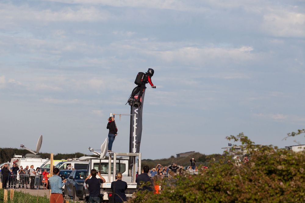 Moment du décollage de Franky Zapata sur son flyboard à Sangatte, été 2019