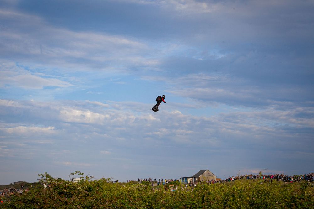 Vue du départ de Franky Zapata lors de sa traversée de la Manche en flyboard