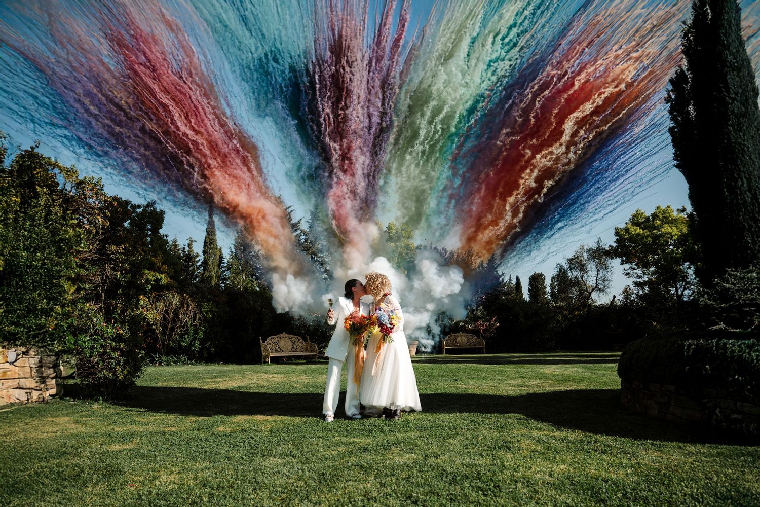 Foto durante matrimonio con fumogeni colorati per una coppia omosessuale in toscana ad Empoli all'Antica Fattoria Paterno