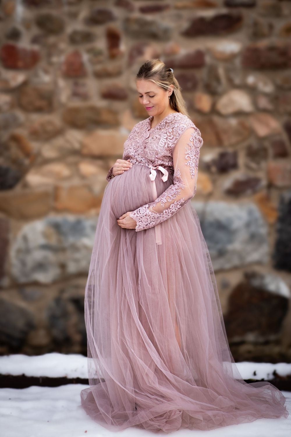 Drömmig bild av gravid kvinna i fin klänning. Slott. Gravidfotografering. Gravidfoto. Gravidbild. Gravidfotograf. Maternity photoshoot.