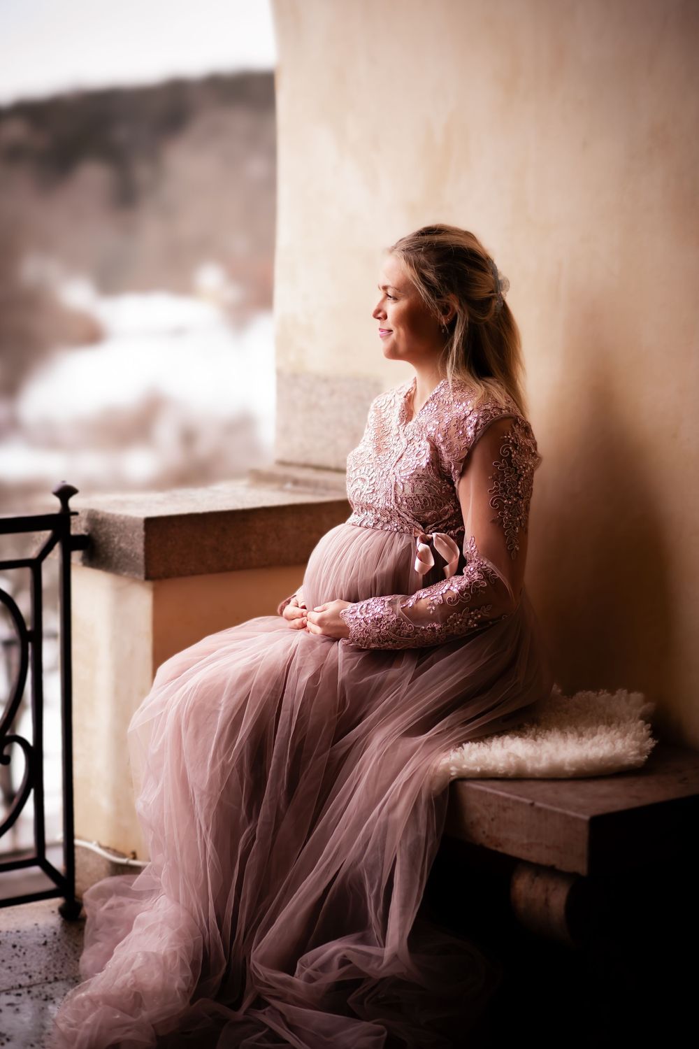 Drömmig bild av gravid kvinna i fin klänning. Slott. Gravidfotografering. Gravidfoto. Gravidbild. Gravidfotograf. Maternity photoshoot.