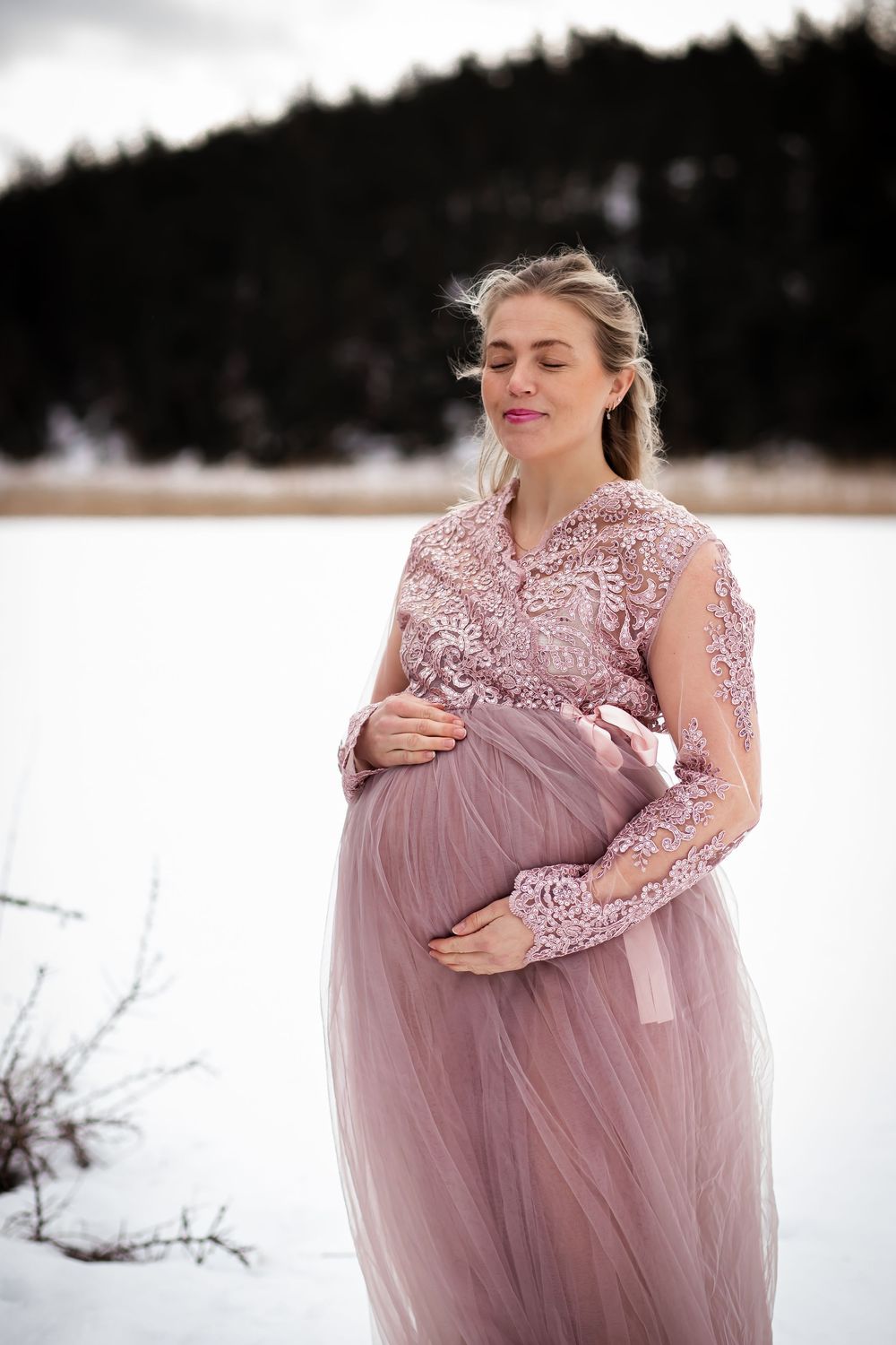Drömmig bild av gravid kvinna i fin klänning. Slott. Gravidfotografering. Gravidfoto. Gravidbild. Gravidfotograf. Maternity photoshoot.