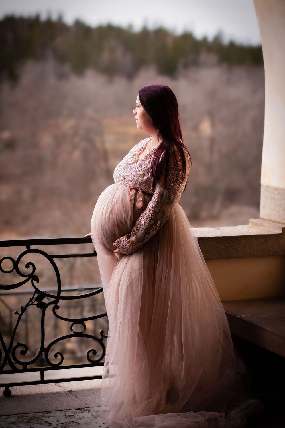 Drömmig bild av gravid kvinna i fin klänning. Slott. Gravidfotografering. Gravidfoto. Gravidbild. Gravidfotograf. Maternity photoshoot.
