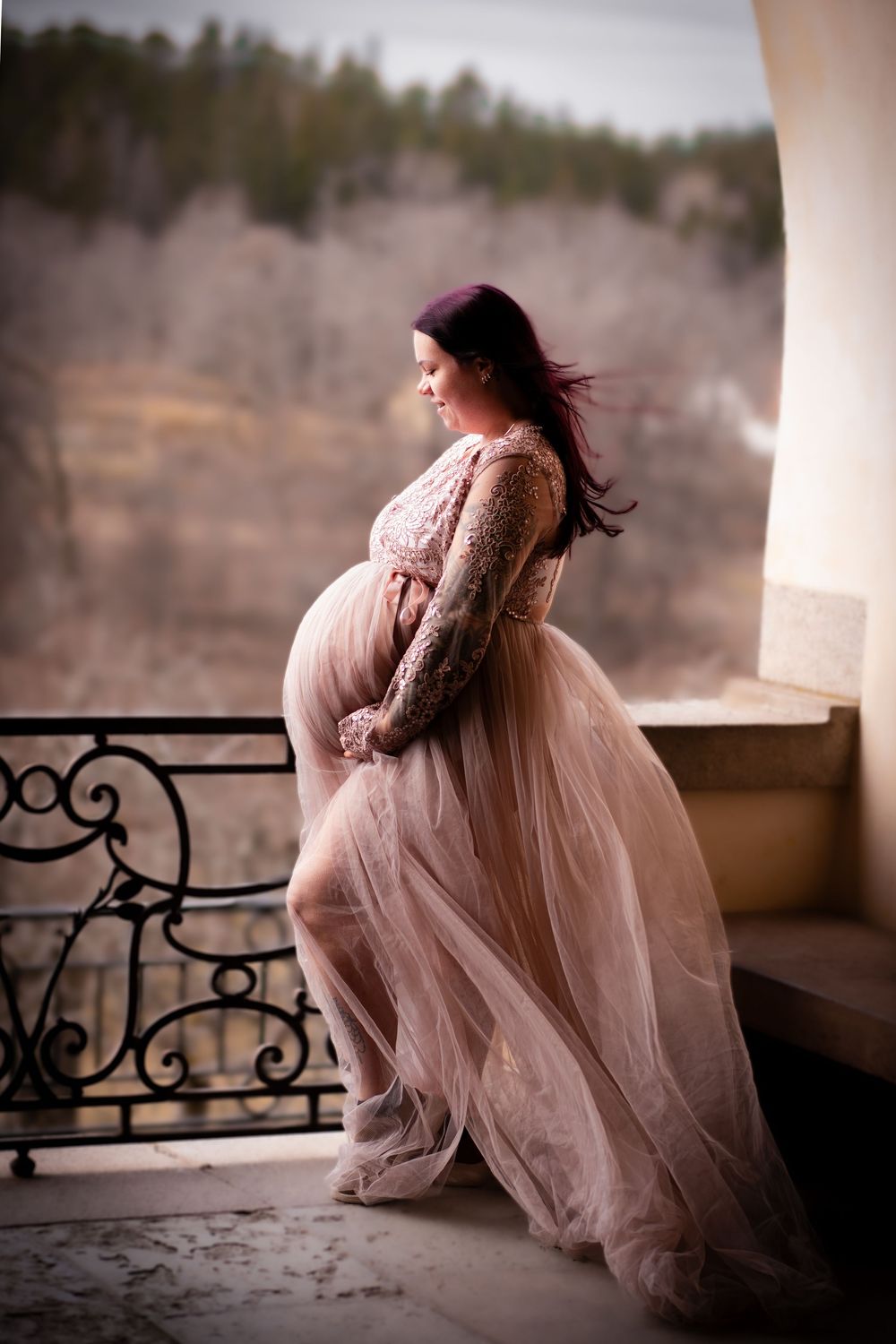 Drömmig bild av gravid kvinna i fin klänning. Slott. Gravidfotografering. Gravidfoto. Gravidbild. Gravidfotograf. Maternity photoshoot.