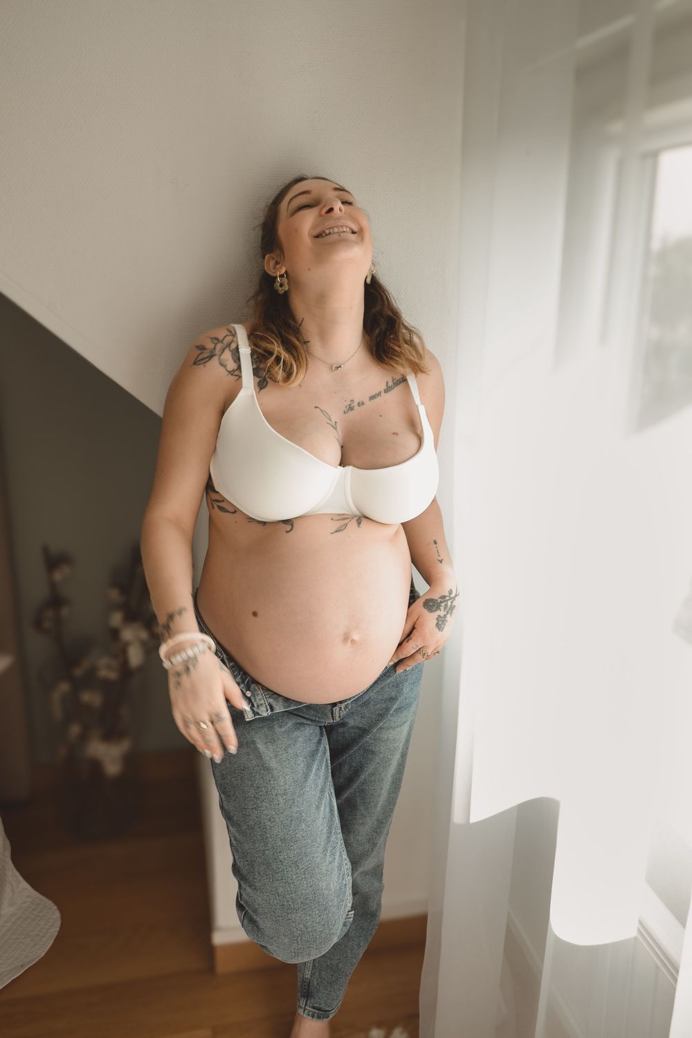 Photographie de grossesse élégante à Douai, moment intime avant l’arrivée de bébé