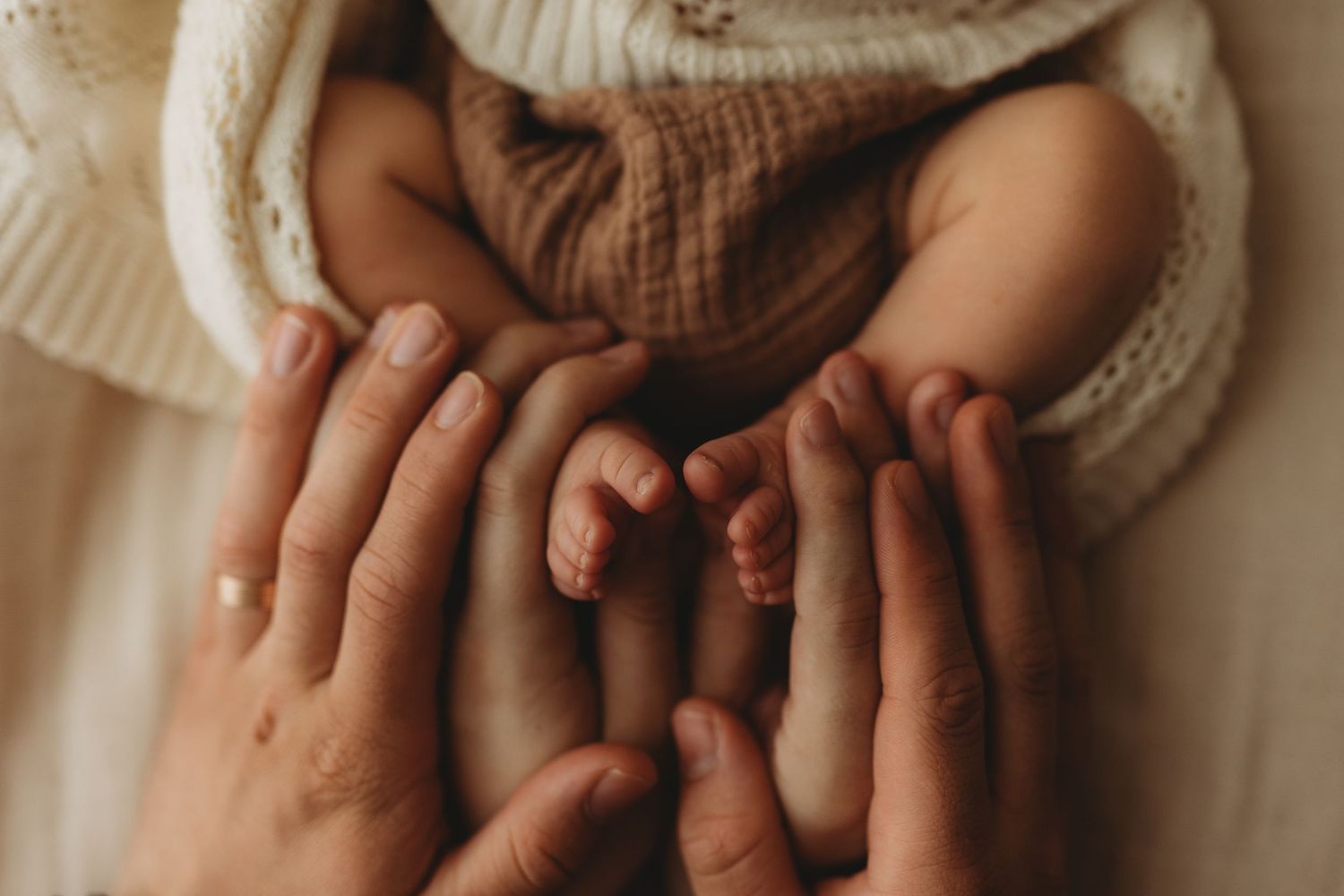 Lifestyle newborn photography session in cozy home studio Peutie Vilvoorde near Brussels