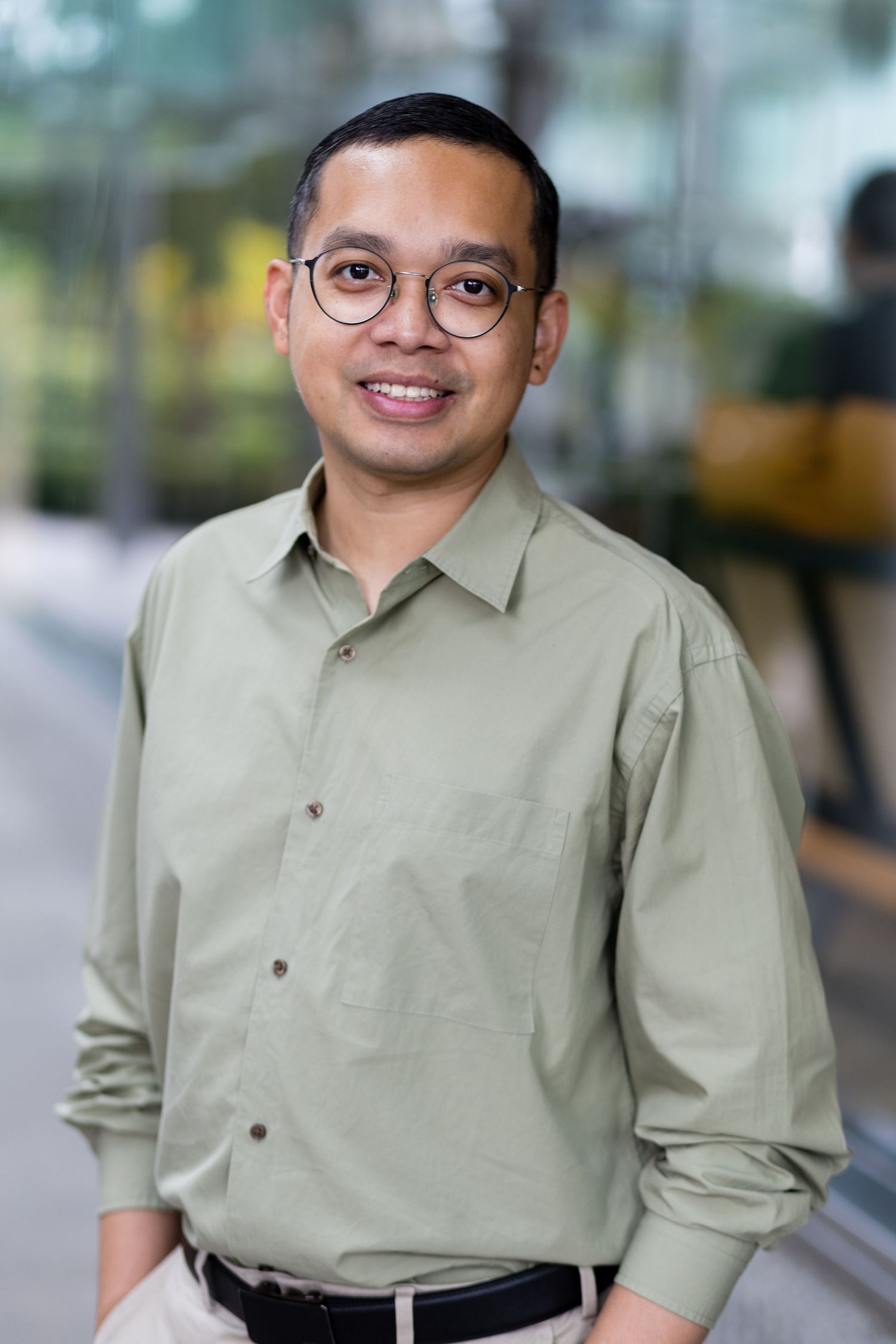 Lifestyle portrait head shot in CBD Singapore, by Raffles, corporate businessman