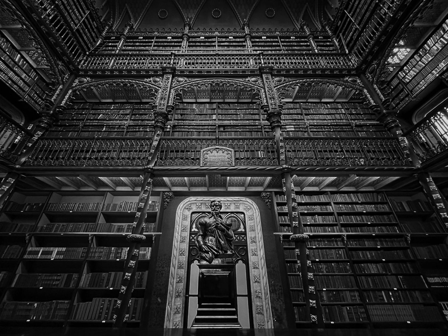Gothic library with bookshelves and architectural details in black & white.
Sandra DAENGELI, impacts.photo, @sdaengeli, @impacts.photo