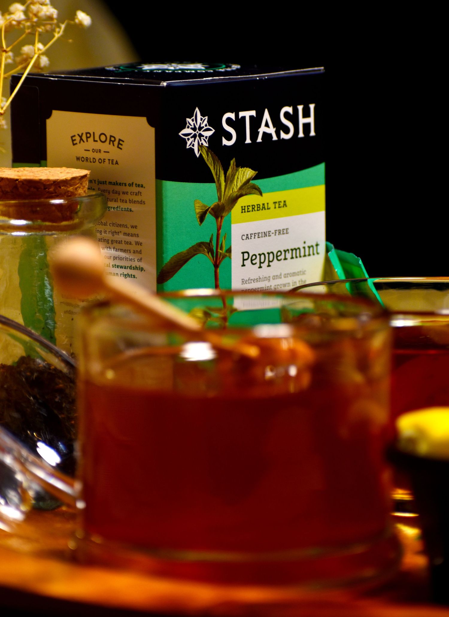 Box of Stash peppermint tea with amber-colored drinks in glass cups.