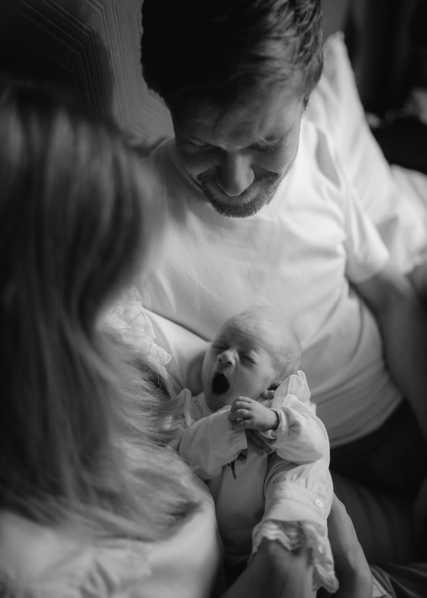 Newbornfoto met vader en moeder door Rochellis Fotografie