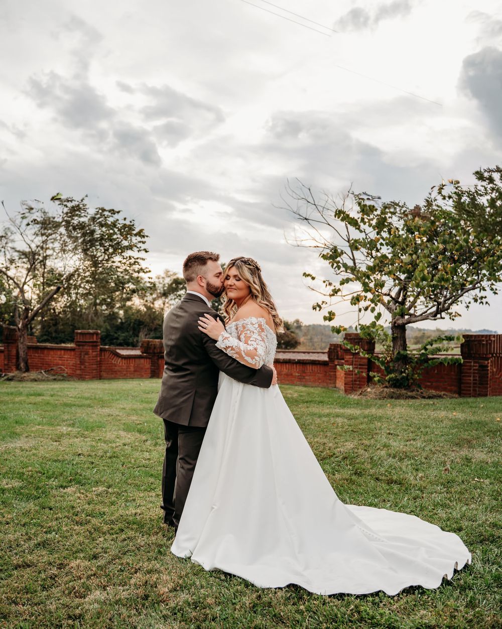 Golden Hour Wedding Photos In a Kentucky Barn