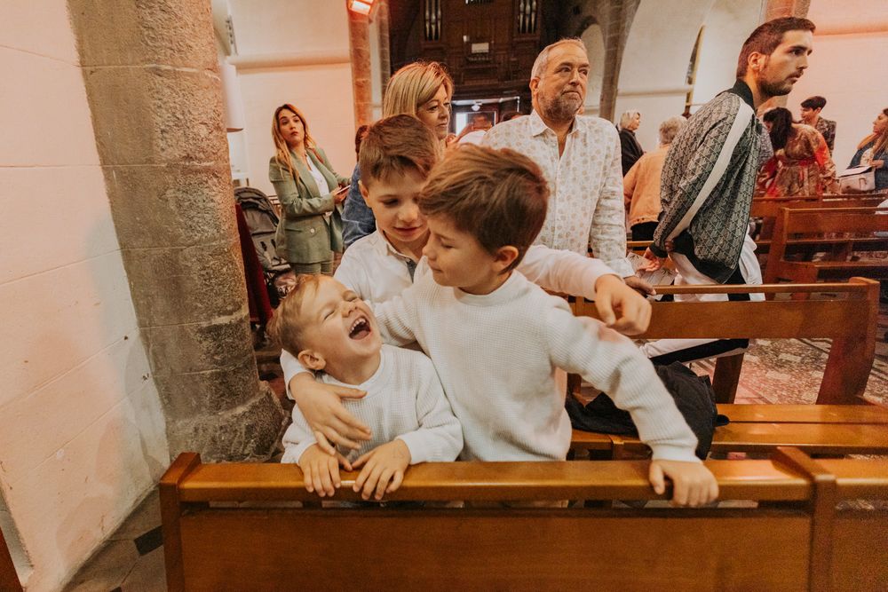Enfants qui rigolent, église à Cotignac