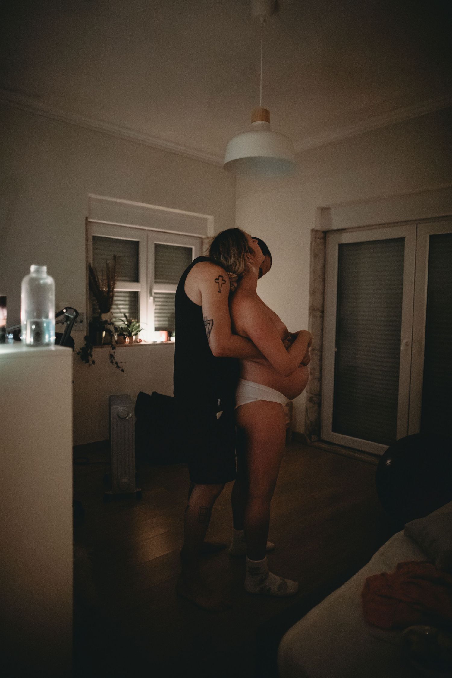 foto gravida e marido abraçados em momento de conexão durante trabalho de parto domiciliar em Lisboa Portugal