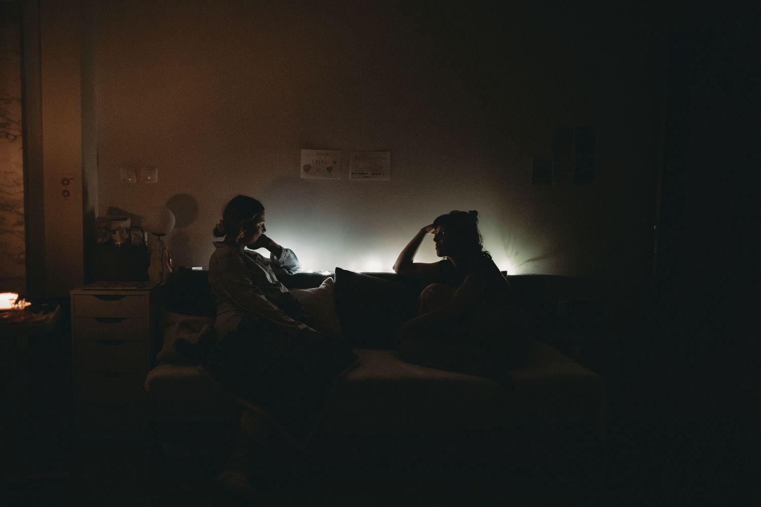 foto contra-luz durante parto domiciliar em Lisboa Portugal, momento de conversa Grávida e doula