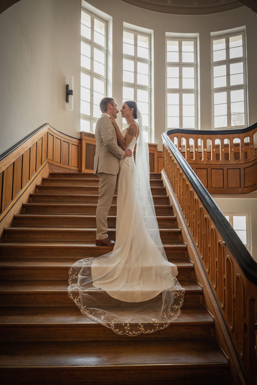 Brautpaar-Foto auf der historischen Treppe im Standesamt Treptow-Köpenick in Berlin