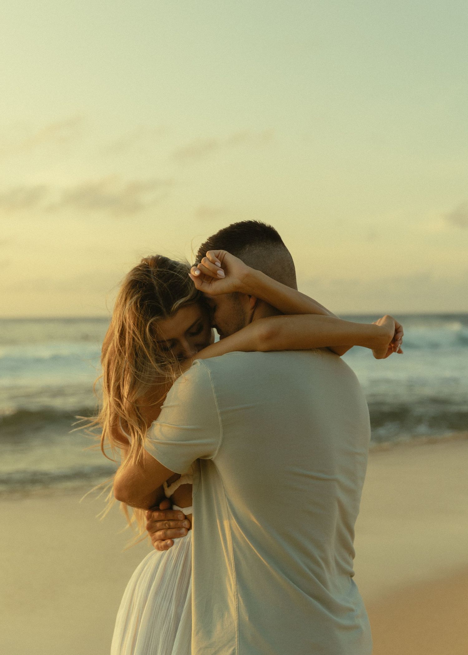 Hannah Wynter Films O'ahu, Hawai'i-based photo and video duo. We specialize in capturing stunning moments for couples, e