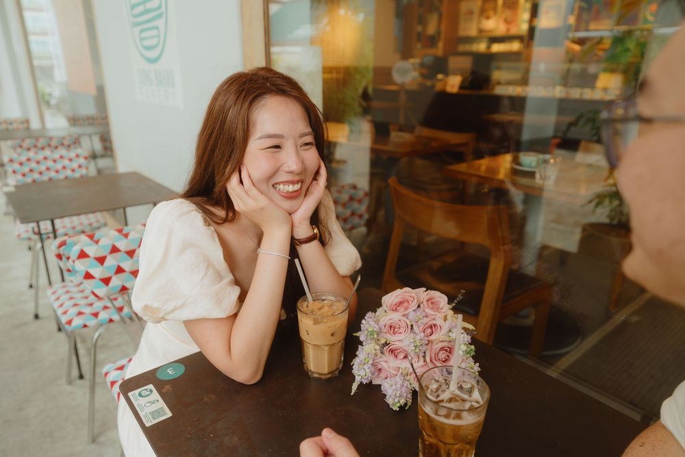 Four candid photos show people enjoying bubble tea drinks at a cafe with natural lighting and warm ambiance.