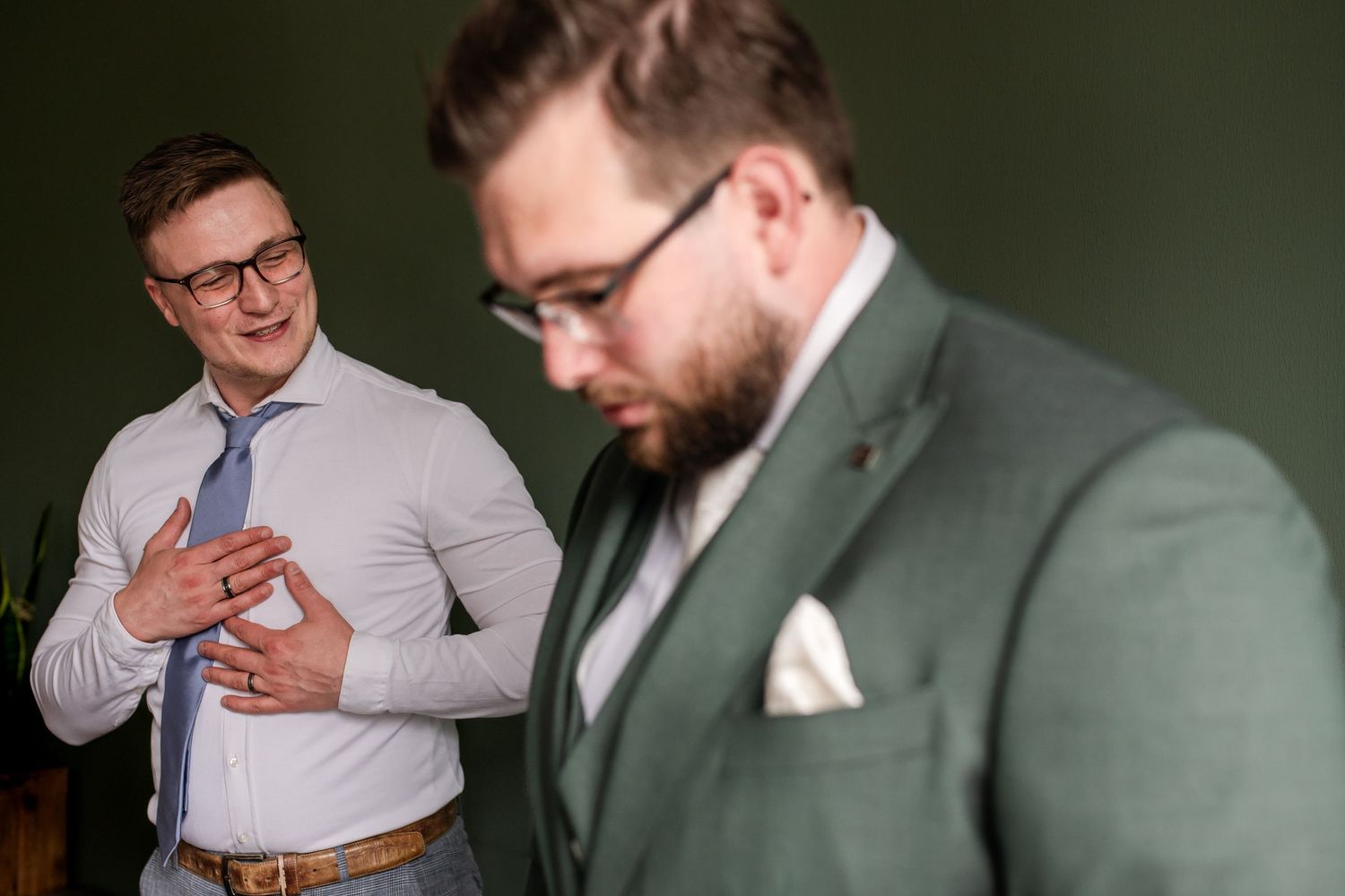 Best man van bruidegom vastgelegd door christelijke trouwfotografie in Huizen