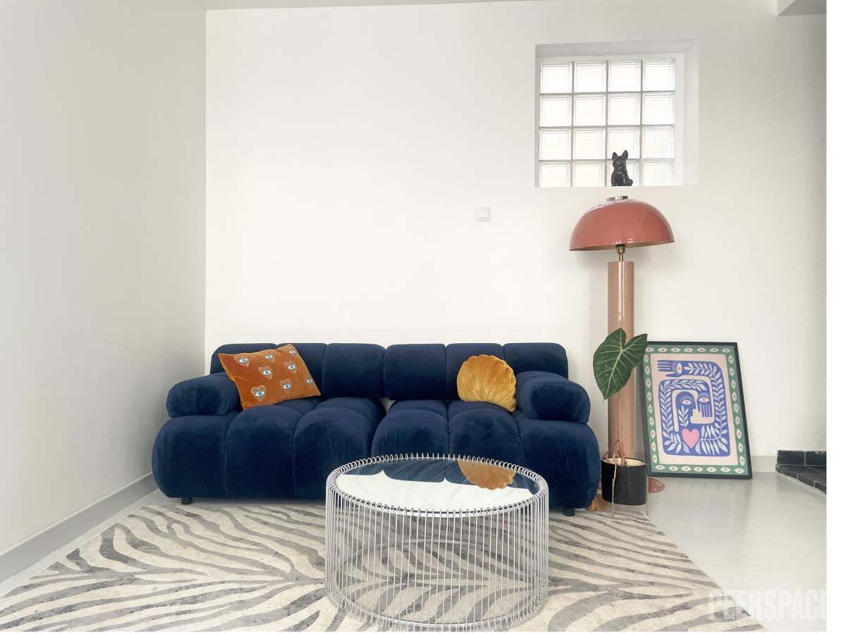 Femme entrepreneure posant près d’une grande fenêtre dans un décor chic parisien