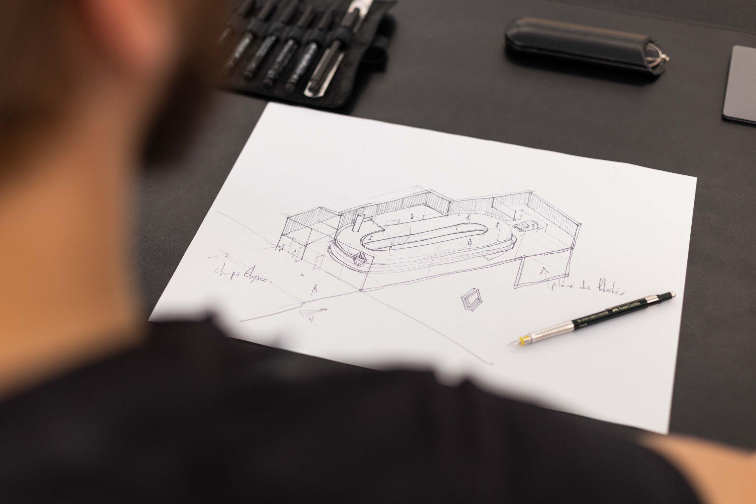Détail de dessin technique et réflexion stratégique pour un chantier de prestige à Paris.
