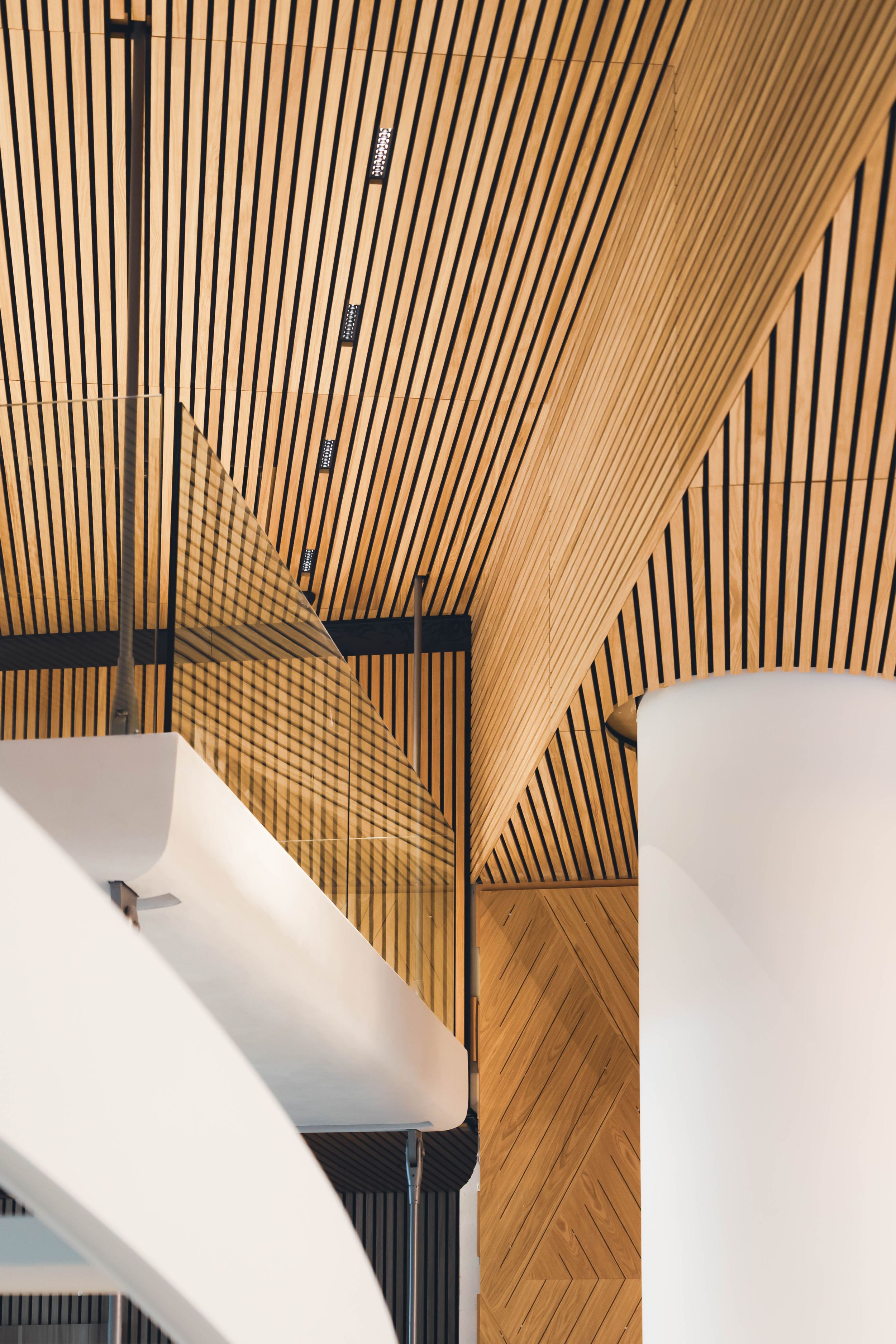 Gros plan sur la texture du bois et matériaux nobles pour un aménagement intérieur de luxe.