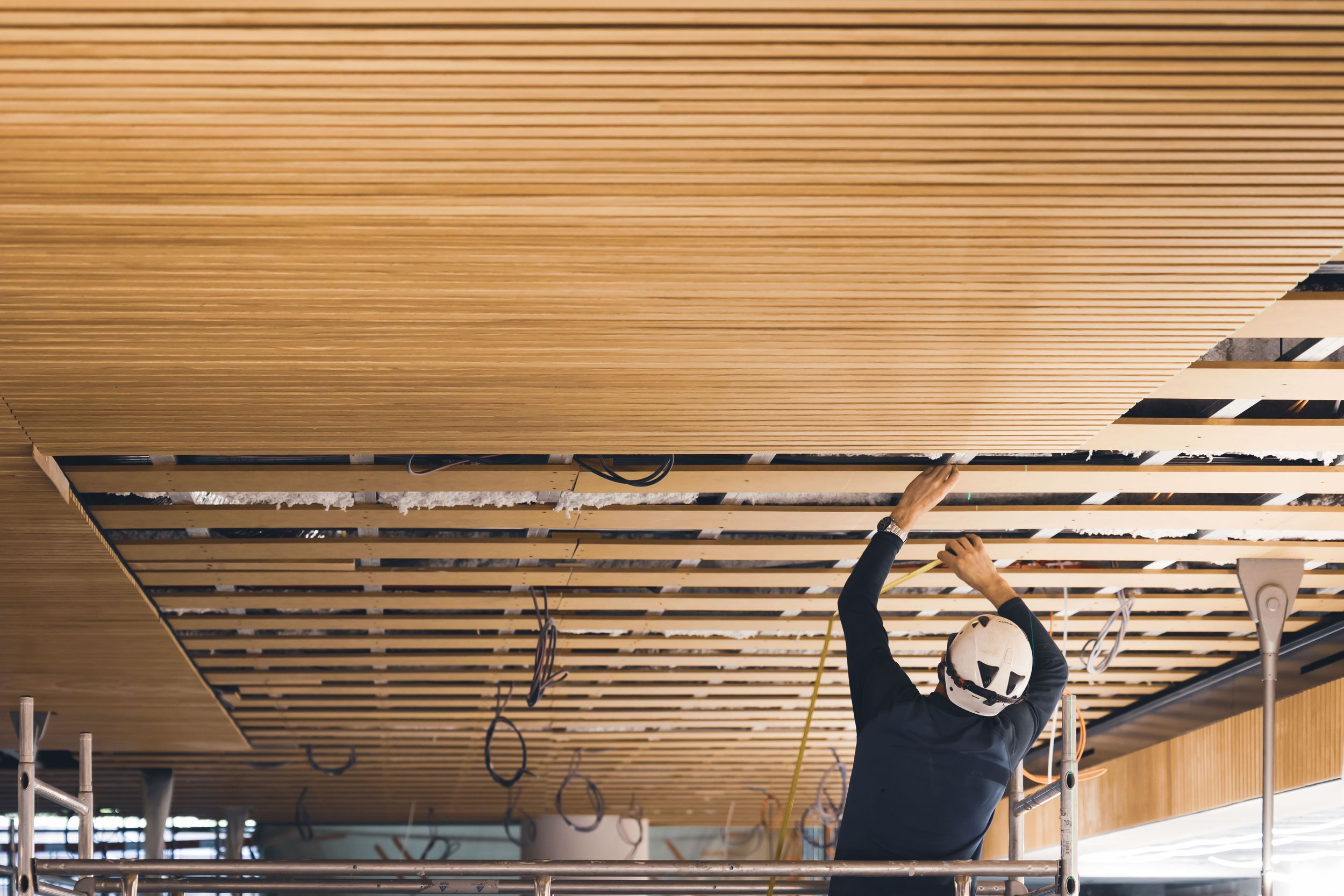 Utilisation d'un niveau laser sur un chantier, symbole de rigueur et d'expertise business.
