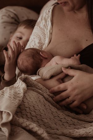Fotograaf Brabant Oss Den Bosch Uden fotografie baby newborn newlife newbornshoot gezinsshoot borstvoeding mama momlife Sis&So