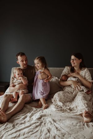 Fotograaf Brabant Oss Den Bosch Uden fotografie baby newborn newlife newbornshoot gezinsshoot borstvoeding mama momlife Sis&So