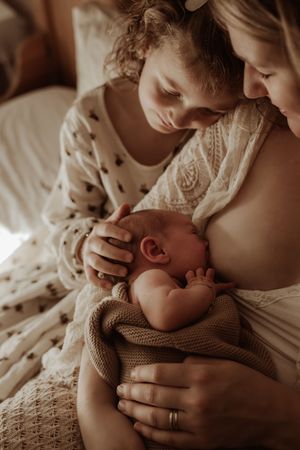 Fotograaf Brabant Oss Den Bosch Uden fotografie baby newborn newlife newbornshoot gezinsshoot borstvoeding mama momlife Sis&So