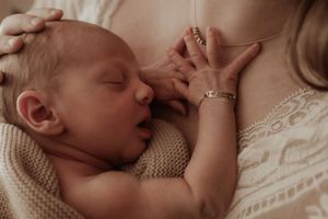 Fotograaf Brabant Oss Den Bosch Uden fotografie baby newborn newlife newbornshoot gezinsshoot borstvoeding mama momlife Sis&So