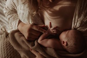 Fotograaf Brabant Oss Den Bosch Uden fotografie baby newborn newlife newbornshoot gezinsshoot borstvoeding mama momlife Sis&So