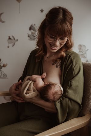 Fotograaf Brabant Oss Den Bosch Uden fotografie baby newborn newlife newbornshoot gezinsshoot borstvoeding mama momlife Sis&So