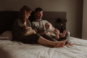 Fotograaf Brabant Oss Den Bosch Uden fotografie baby newborn newlife newbornshoot gezinsshoot borstvoeding mama momlife Sis&So