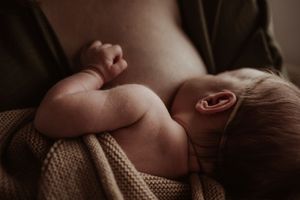 Fotograaf Brabant Oss Den Bosch Uden fotografie baby newborn newlife newbornshoot gezinsshoot borstvoeding mama momlife Sis&So