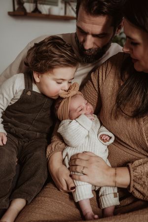 Fotograaf Brabant Oss Den Bosch Uden fotografie baby newborn newlife newbornshoot gezinsshoot borstvoeding mama momlife Sis&So