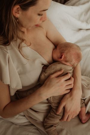 Fotograaf Brabant Oss Den Bosch Uden fotografie baby newborn newlife newbornshoot gezinsshoot borstvoeding mama momlife Sis&So