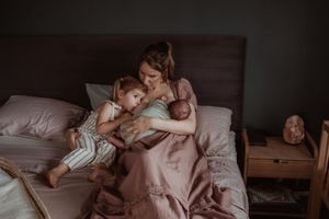 Fotograaf Brabant Oss Den Bosch Uden fotografie baby newborn newlife newbornshoot gezinsshoot borstvoeding mama momlife Sis&So