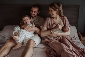 Fotograaf Brabant Oss Den Bosch Uden fotografie baby newborn newlife newbornshoot gezinsshoot borstvoeding mama momlife Sis&So