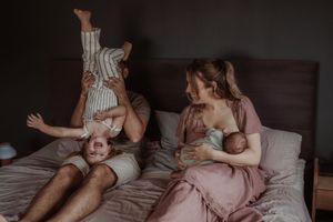 Fotograaf Brabant Oss Den Bosch Uden fotografie baby newborn newlife newbornshoot gezinsshoot borstvoeding mama momlife Sis&So