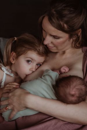 Fotograaf Brabant Oss Den Bosch Uden fotografie baby newborn newlife newbornshoot gezinsshoot borstvoeding mama momlife Sis&So