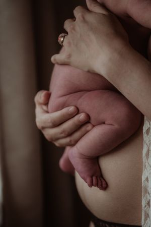 Fotograaf Brabant Oss Den Bosch Uden fotografie baby newborn newlife newbornshoot gezinsshoot borstvoeding mama momlife Sis&So