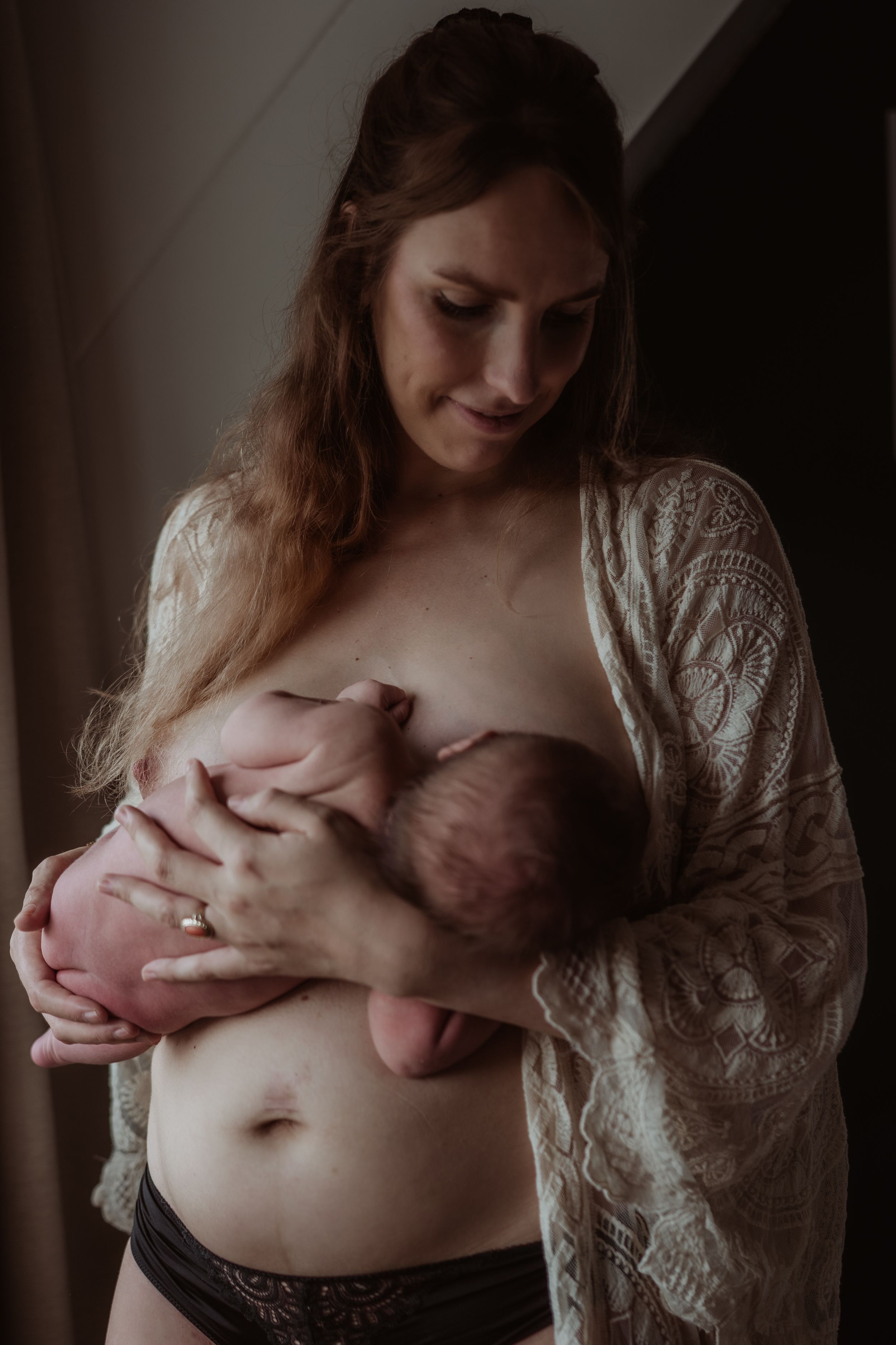 Fotograaf Brabant Oss Den Bosch Uden fotografie baby newborn newlife newbornshoot gezinsshoot borstvoeding mama momlife Sis&So