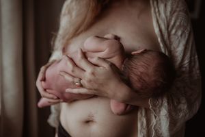 Fotograaf Brabant Oss Den Bosch Uden fotografie baby newborn newlife newbornshoot gezinsshoot borstvoeding mama momlife Sis&So