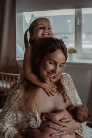 Fotograaf Brabant Oss Den Bosch Uden fotografie baby newborn newlife newbornshoot gezinsshoot borstvoeding mama momlife Sis&So