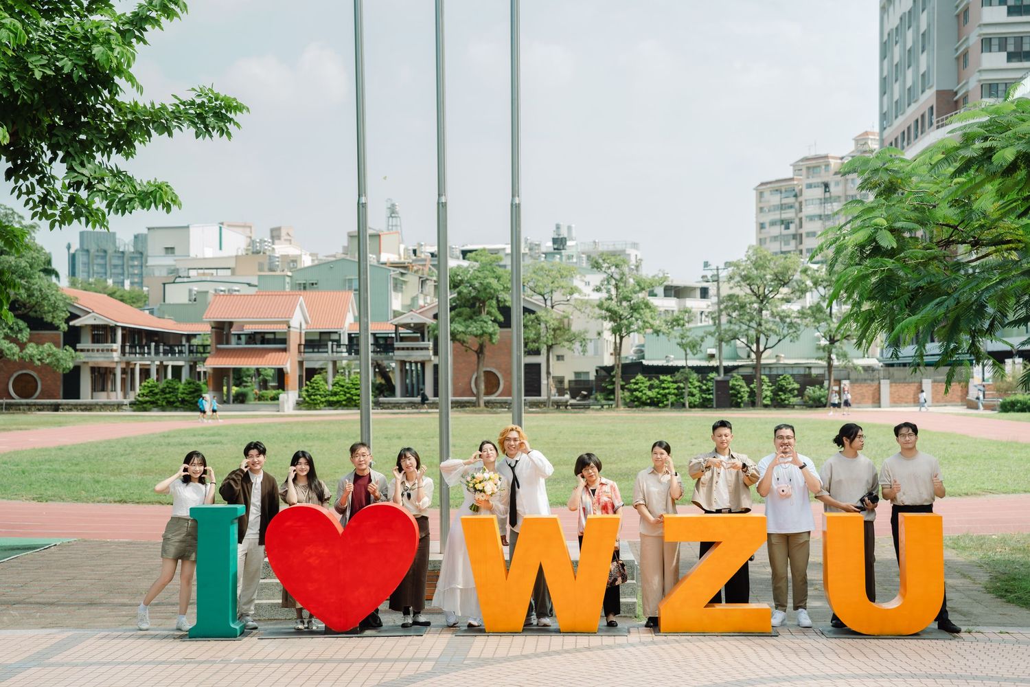 登記寫真記錄新人於戶政事務所完成結婚登記的重要時刻，以自然紀實的方式捕捉簽名、對看與家人陪伴的互動畫面。相較傳統婚禮攝影，登記寫真風格更低調、輕鬆，適合喜歡簡單、不擺拍的新人，也能同時留下家庭合照、輕婚紗或朋友寫真的紀念，為婚姻開始留下真實而溫柔的影像。渴望影像，渴望與您相遇。